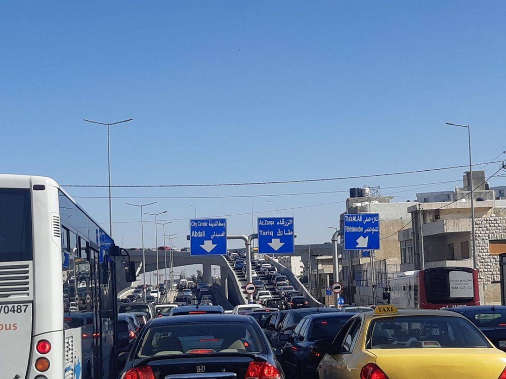 الصورة أمس..  دوار المدينة الرياضية يغرق في الأزمات المرورية التي تراوح مكانها في معظم شوارع العاصمة