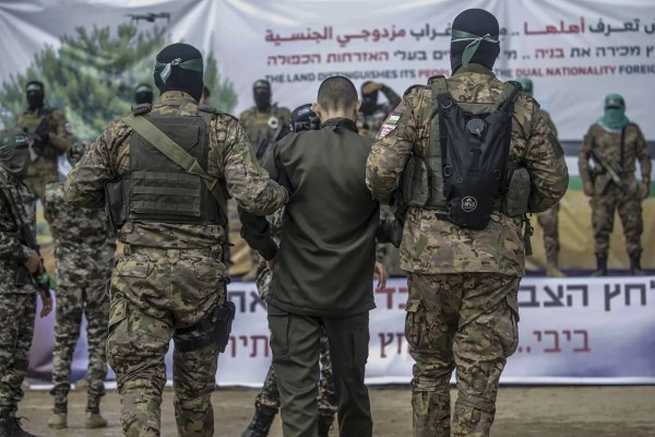 ٢١ محتجزاً إسرائيلياً لدى حماس على قيد الحياة