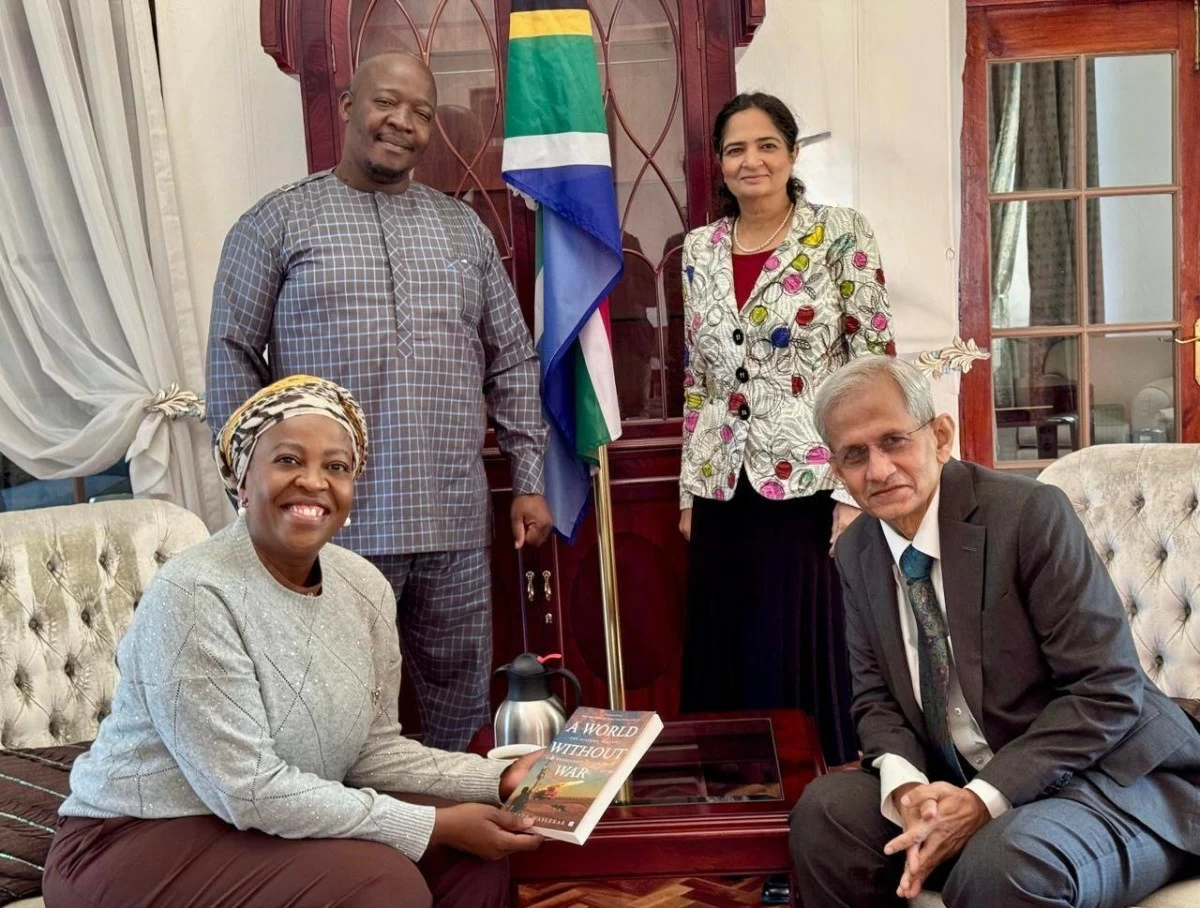 وزيرة التخطيط في مكتب الرئيس الجنوب أفريقي، ماروبيني راموكغوبا، تناقش سياسة جنوب إفريقيا في مجال الذكاء الاصطناعي مع الكاتب