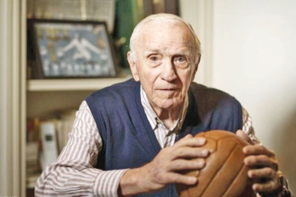 وفاة أسطورة ريال مدريد سانتاماريا

عن 96 عاماً