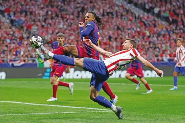 برشلونة يأمل أن تتعلّم مواهبه الشابّة