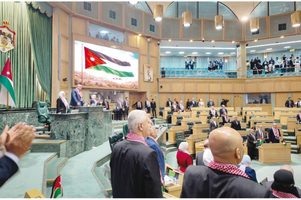 القاضي: العلم رمز خالد لوحدة الأردنيين