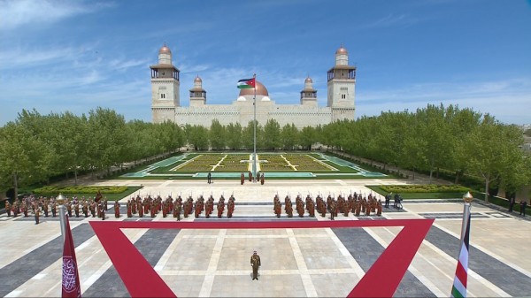 الملك يشهد مراسم رفع العلم بمناسبة اليوم الوطني للعلم الأردني #الأردن 