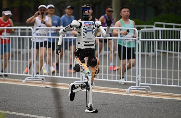 روبوت يحطم الرقم القياسي البشري في سباق نصف ماراثون #تكنولوجيا 