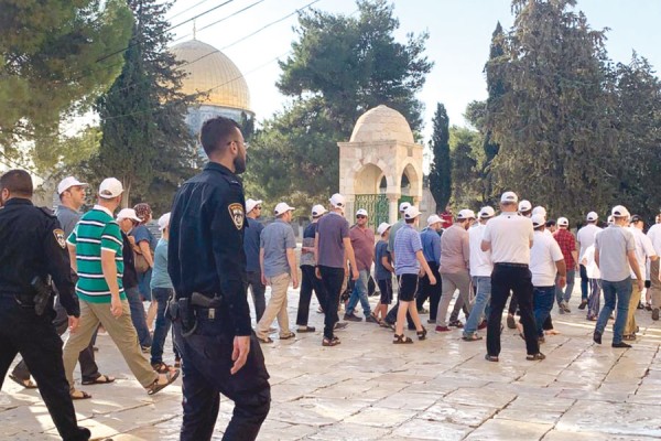 مئات المستوطنين يقتحمون ((الحرم القدسي))