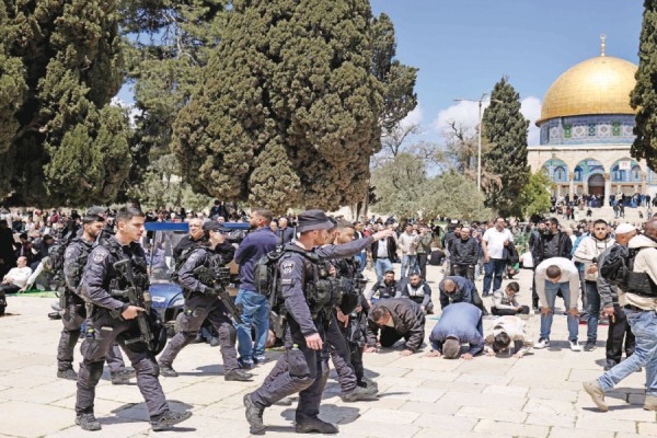 70 ألفاً يؤدون صلاة الجمعة في ((الأقصى))