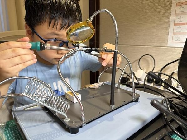 شغف الطيران يقود طفلا صينيا لتجربة تصميم محرك طائرة في المنزل #تكنولوجيا 