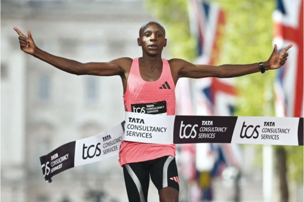 ساويه يكتب التاريخ في ماراثون لندن