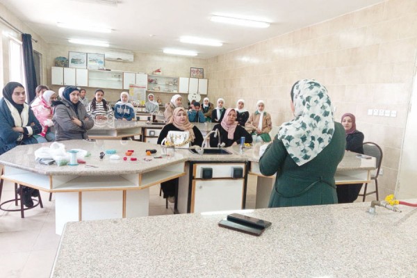 برنامج تدريبي يعزز مهارات طالبات مدرسة خشفة