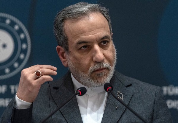 عراقجي يغادر باكستان إلى روسيا مع تعثّر المحادثات الأميركية - الإيرانية