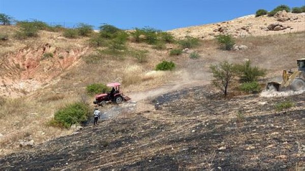 ​بلدية طبقة فحل والدفاع المدني والزراعة يسيطرون على حريق بمنطقة القليعات