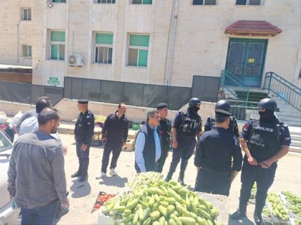 بلدية بني عبيد تُنفذ حملة لإزالة البسطات المخالفة في الصريح وأيدون 