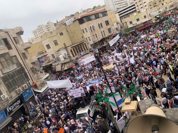 مسيرة حاشدة بوسط عمّان دعماً لفلسطين وتأكيداً على مواقف وجهود الملك تجاه القضية الفلسطينية عاجل 