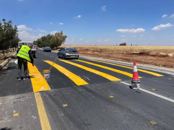 ​بعد وقوع حوادث مرورية.. لجنة مشتركة تكشف على مطبات طريق إربد - عمان
