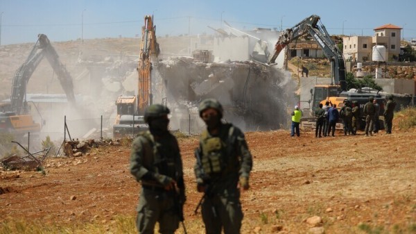 إسرائيل تهدم منزلا يقطنه 13 فلسطينيا ومشغلا تجاريا شمالي القدس