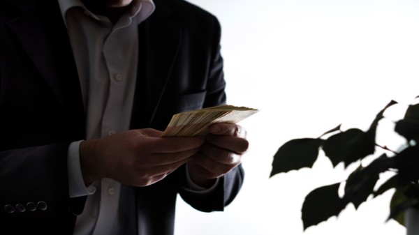 المتورطون باختلاسات 