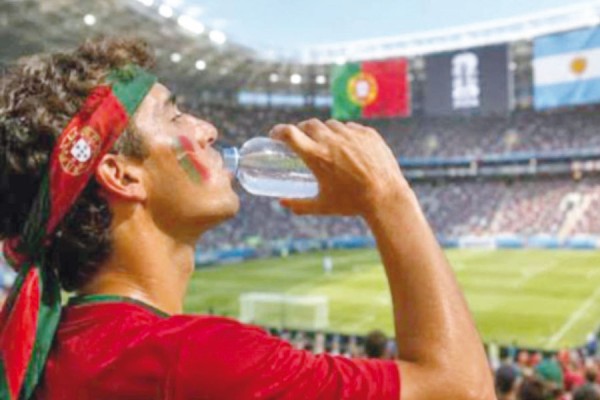 فيفا يسمح لمشجعي كأس العالم بإدخال الماء