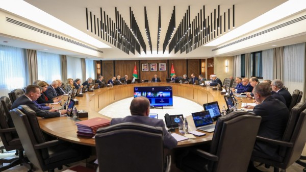 رئيس الوزراء: خطة لتخفيض النفقات التشغيلية للوزارات والمؤسسات الحكومية بنسبة 15% العام المقبل #الاردن 