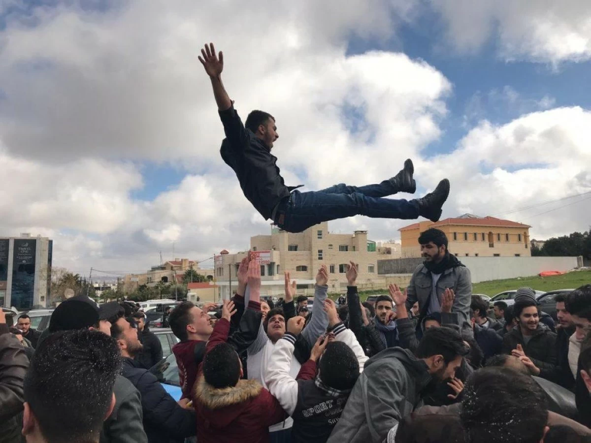 طلبة يحتفلون بعد صدور نتائج 