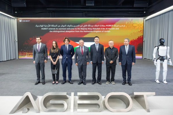 الملك يزور شركة "AgiBot" في شنغهاي ويؤكد أهمية التعاون مع الجامعات والمؤسسات الأردنية في تكنولوجيا الروبوتات #الأردن 