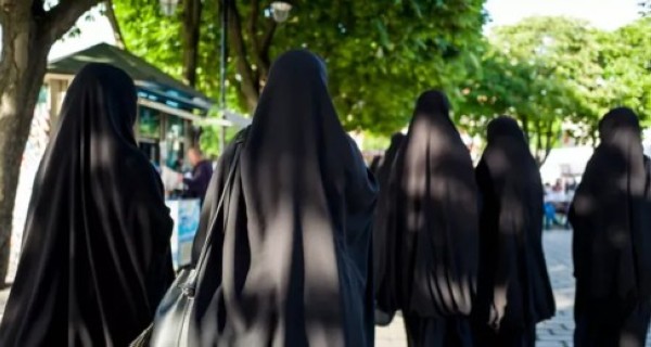 مدينة اسبانية تحظر البرقع والنقاب في الأماكن العامة #الاردن 