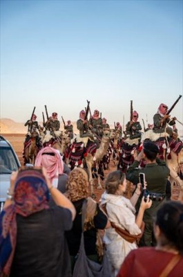 بازار مهرجان الهجن يعيد تفاصيل الحياة البدوية إلى واجهة المشهد التراثي
