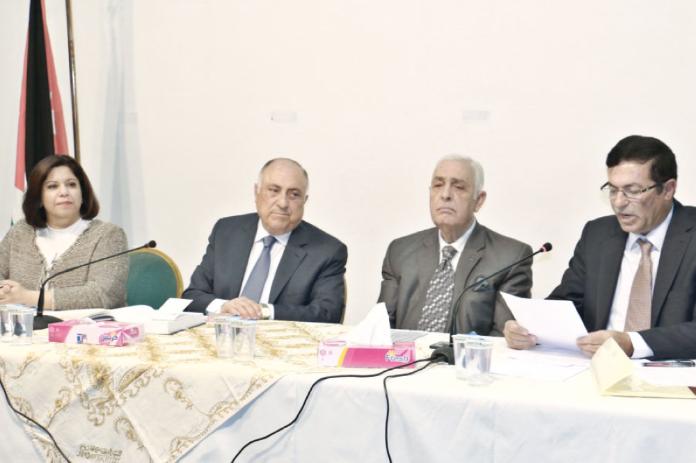 من اليسار عرفات وقمو ومطاوع والعرموطي أثناء الندوة