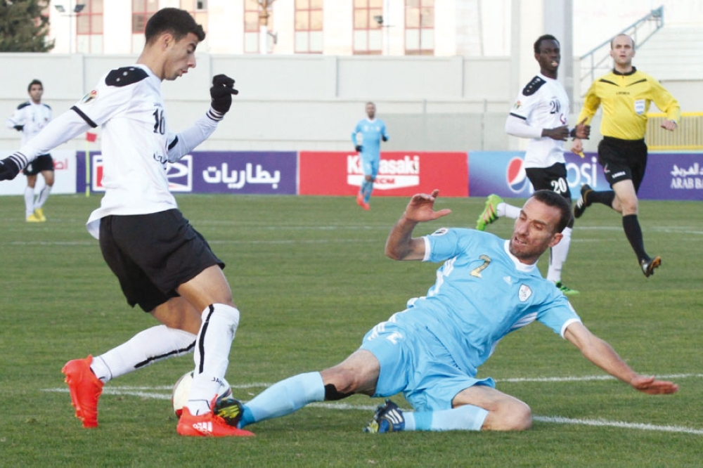 يزن ثلجي لاعب الاهلي (يسار) يحاول تخطى محمود نزاع         (انس جويعد)