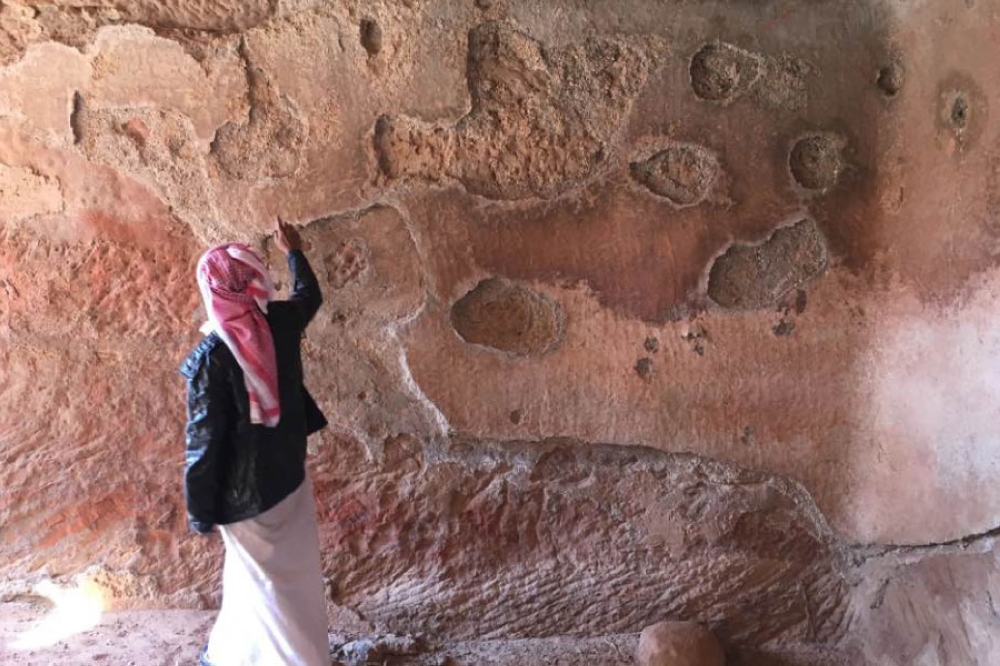في السقف الصخري لخزان مياه ، هنالك تفصيله خاصه لتعليق شيء ما من السقف ، يتم فيها عمل فتحتين و ترك قسم من الصخر الأصلي بينهما.
ماذا كان يتم تعليقه في سقف خزان مياه نبطي قبل ألفي سنه؟
يذكر ديودورس الصقلي ان الانباط كانوا يخفون مصادر مياههم عن الغرباء، وكانوا يضعون عليها اشارات للاستدلال عليها لا يعرفها الا هم
