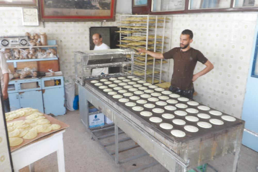  أبناء وأحفاد «ابو علي» يصنعون القطايف داخل المحل القديم