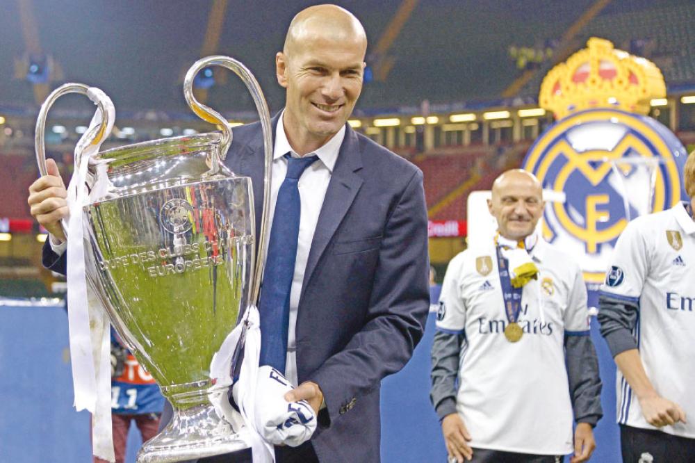 زيدان يرفع كأس دوري أبطال أوروبا     - ارشيفية