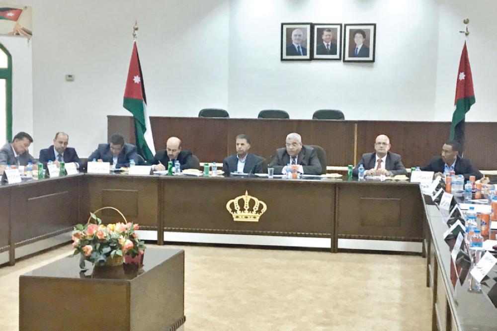 الهزايمة يتحدث في لقاء مع مجلس محافظه الكرك