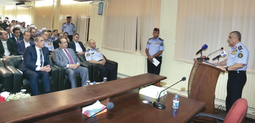 مدير الأمن العام يتحدث في ورشة العمل    (بترا)