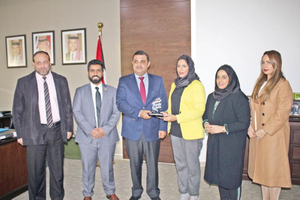 وزير الشباب خلال استقباله الوفد الضيف