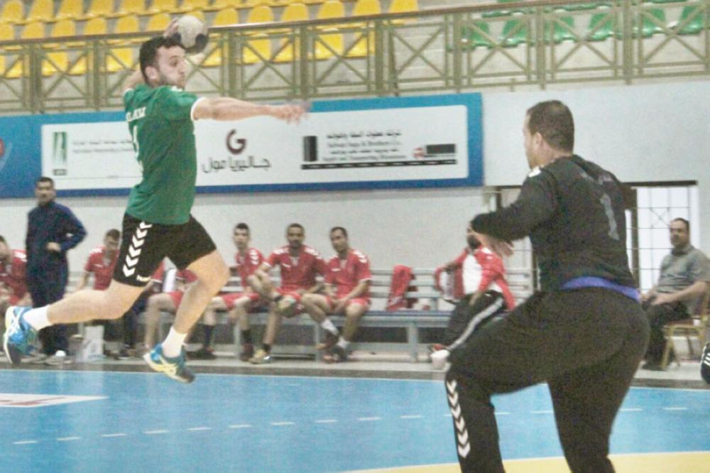 
لاعب الأهلي الأنصاري يسدد على مرمى العربي