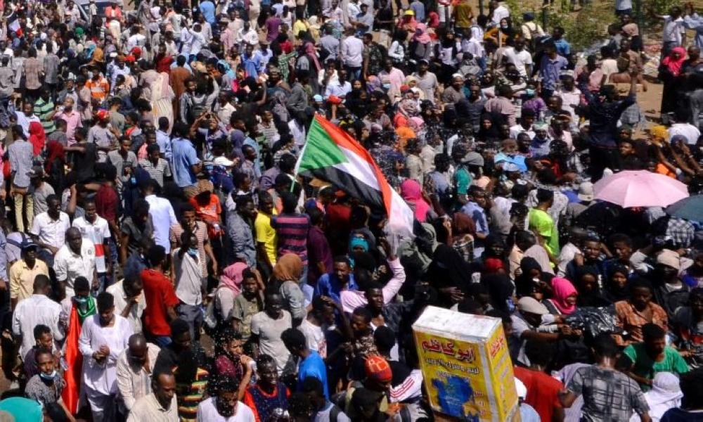 مشهد من الاعتصام أمام قيادة الجيش أمس