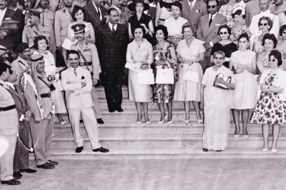 المغفور له بإذن الله الملك الحسين بن طلال يرعى الاحتفال بعيد الجيش عام 1955 ويظهر في الصورة هزاع المجالي/بهجت التلهوني/سمو الأمير محمد/ محمد سعيد جمهور/مفلح العودة الله/وصفي ميرزا.(مجموعة وصفي ميرزا )