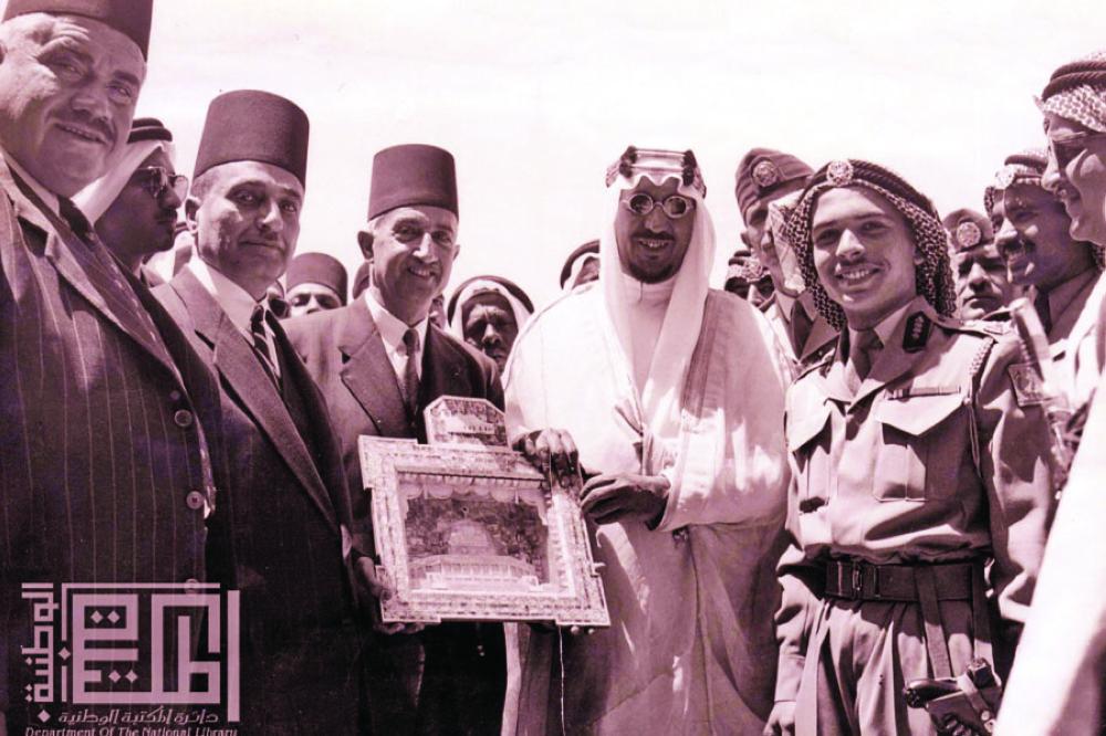 
المغفور لهما بإذن الله الملك الحسين بن طلال والملك سعود بن عبد العزيز أثناء زيارتهما الى القدس في عام 1953 ويظهر في الصورة  على يمين الملك سعود،  رئيس بلدية القدس المحامي الحاج عمر الوعري / بهجت التلهوني/ رئيس سدنة المسجد الاقصى السيد خليل الانصاري (مجموعة أمين الوعري)