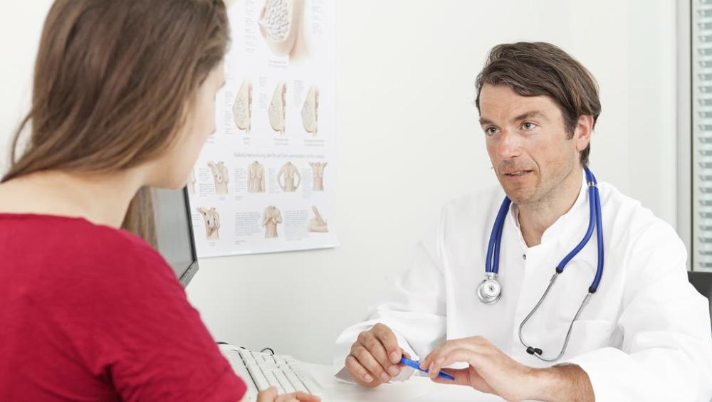 بخلاف الحمل وسن اليأس قد يرجع انقطاع الحيض للتوتر النفسي الشديد أو الإفراط في ممارسة الرياضة