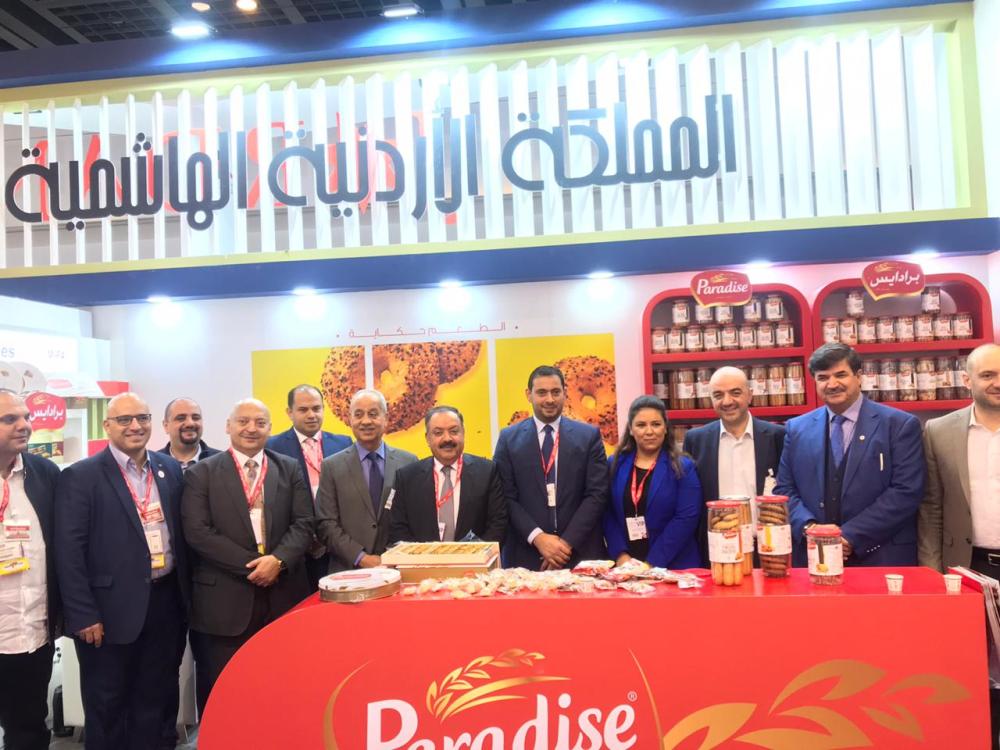 وزير الصناعة يتوسط المشاركين الاردنيين في المعرض